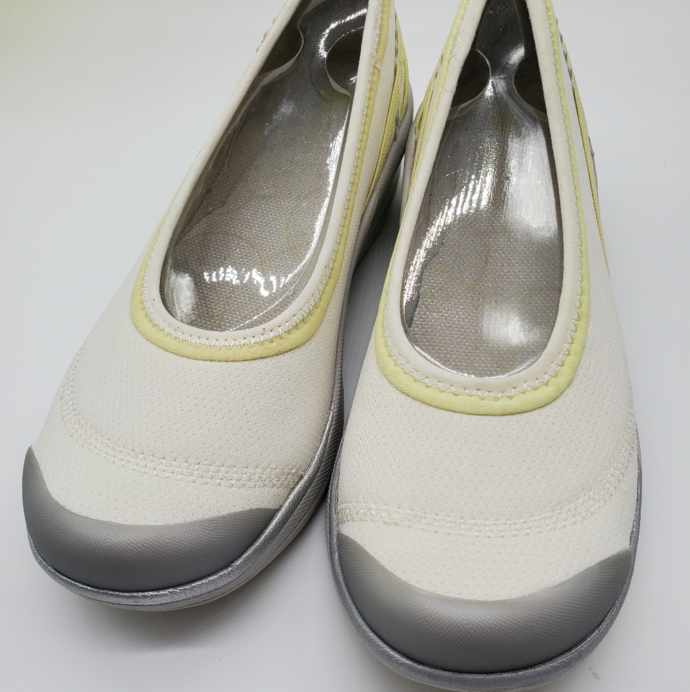 🆕Bzees Flawless Wedge in White